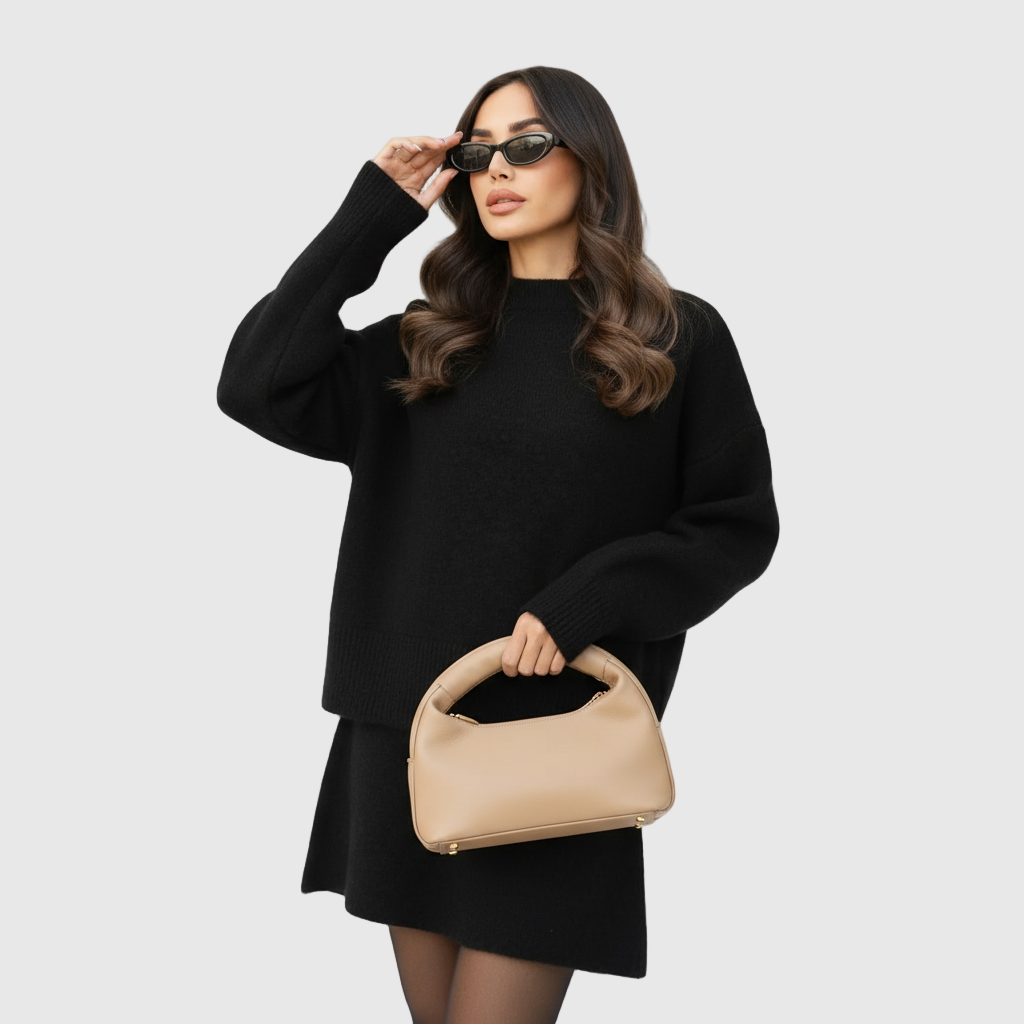 Conjunto negro con bolso beige